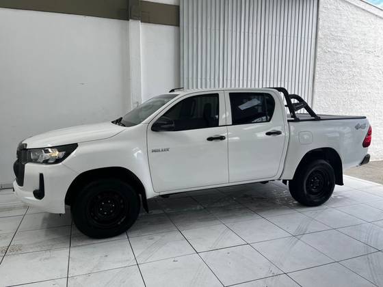 TOYOTA HILUX 2.8 D-4D TURBO DIESEL CD POWER PACK 4X4 MANUAL